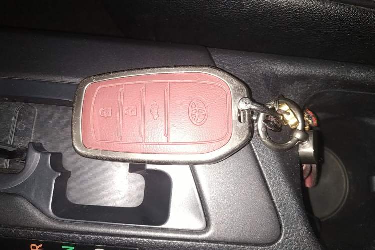 Used Toyota RAV4 2016 2.0L CVT Two-Wheel Drive Fashion Edition China V Standard Vehicle Key