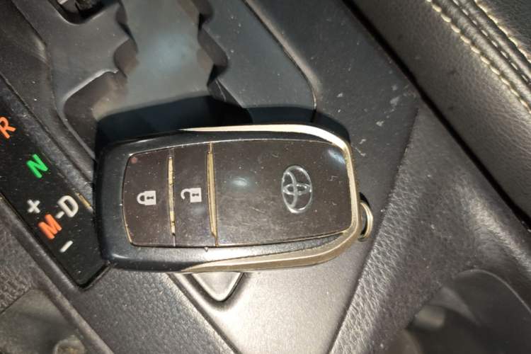 Used Toyota RAV4 2016 2.0L CVT Two-Wheel Drive Fashion Edition China V Standard Vehicle Key