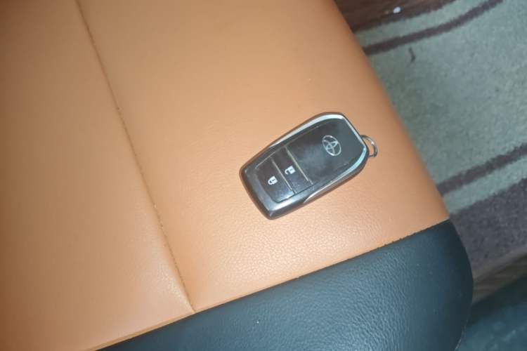 Used Toyota RAV4 2016 2.0L CVT Two-Wheel Drive Fashion Edition China V Standard Vehicle Key