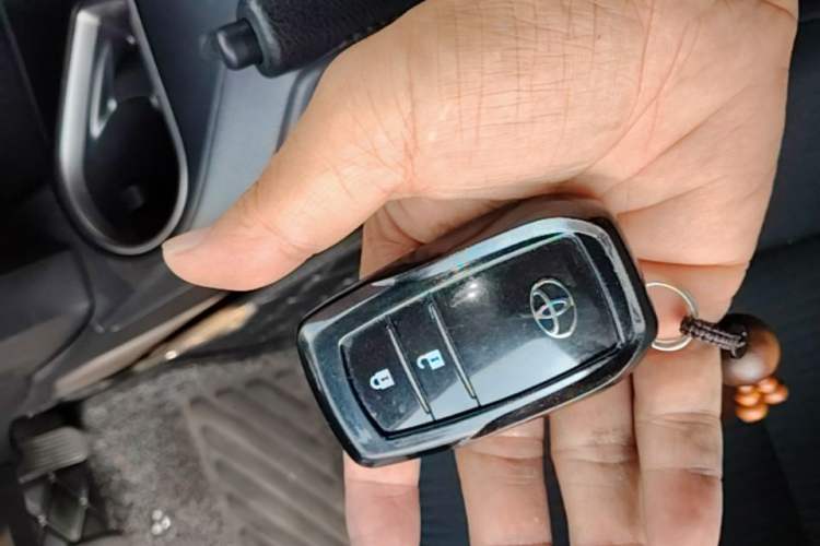 Used Toyota RAV4 2016 2.0L CVT Two-Wheel Drive Fashion Edition China V Standard Vehicle Key