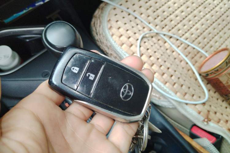 Used Toyota RAV4 2016 2.0L CVT Two-Wheel Drive Fashion Edition China V Standard Vehicle Key