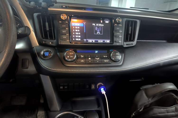 Used Toyota RAV4 2016 2.0L CVT Two-Wheel Drive Fashion Edition China V Standard Audio And AC Panel