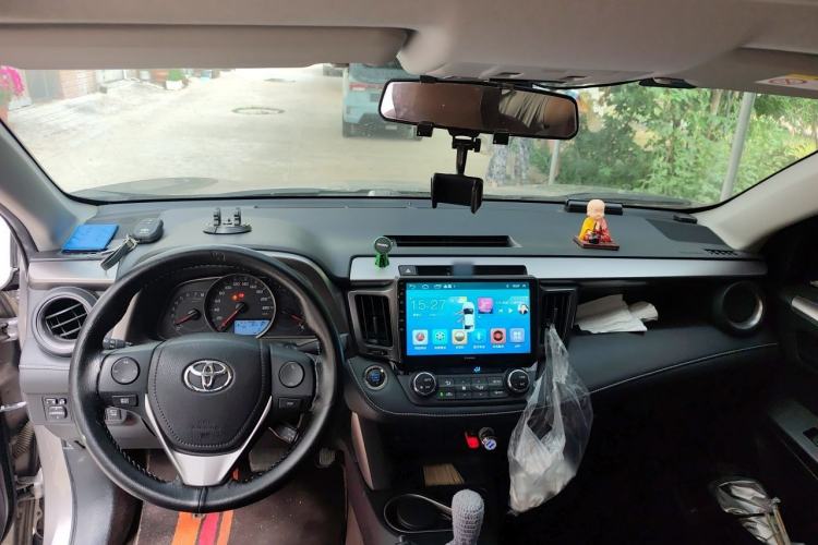 Used Toyota RAV4 2016 2.0L CVT Two-Wheel Drive Fashion Edition China V Standard Center Console