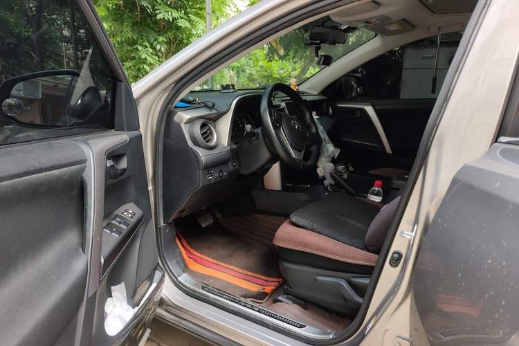 Used Toyota RAV4 2016 2.0L CVT Two-Wheel Drive Fashion Edition China V Standard Driver Seat