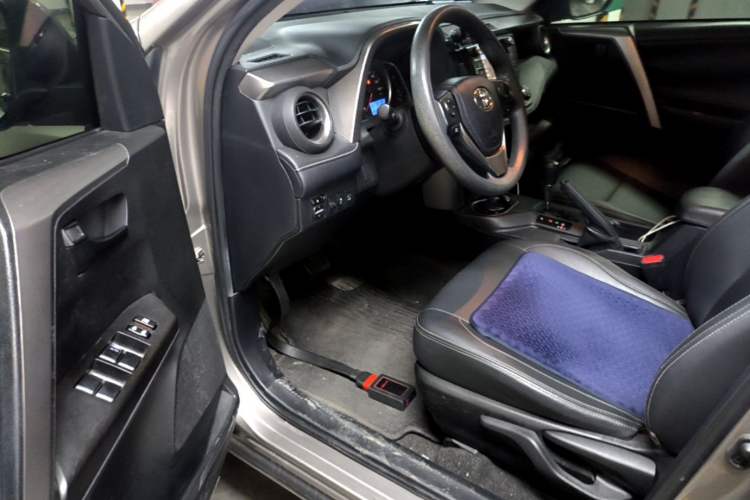 Used Toyota RAV4 2016 2.0L CVT Two-Wheel Drive Fashion Edition China V Standard Driver Seat