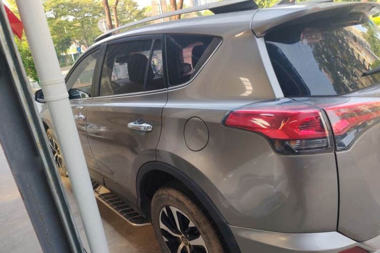 Used Toyota RAV4 2016 2.0L CVT Two-Wheel Drive Fashion Edition China V Standard Exterior 3