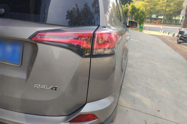 Used Toyota RAV4 2016 2.0L CVT Two-Wheel Drive Fashion Edition China V Standard Exterior 6