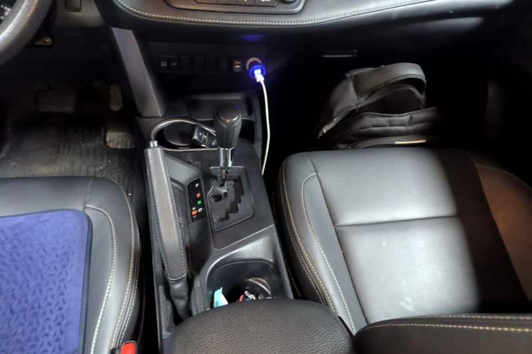 Used Toyota RAV4 2016 2.0L CVT Two-Wheel Drive Fashion Edition China V Standard Gear Lever