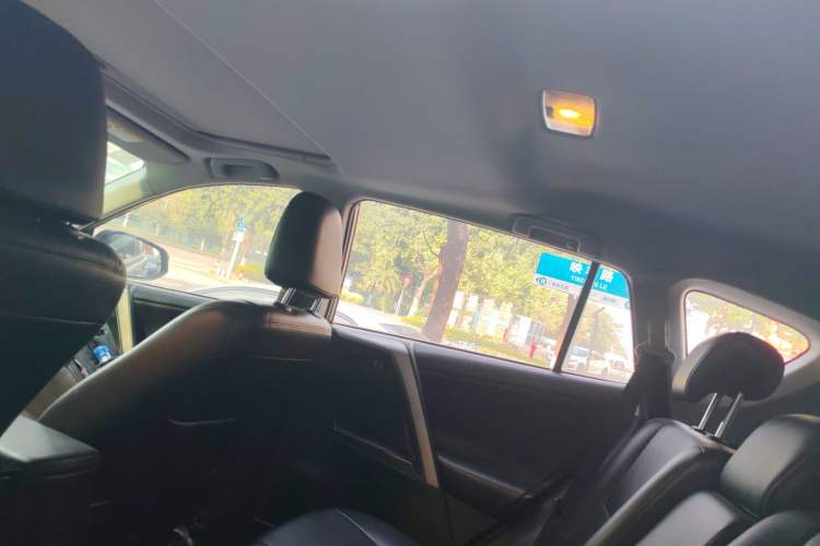 Used Toyota RAV4 2016 2.0L CVT Two-Wheel Drive Fashion Edition China V Standard Headliner