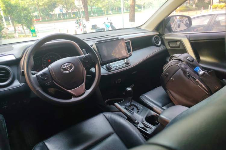 Used Toyota RAV4 2016 2.0L CVT Two-Wheel Drive Fashion Edition China V Standard Interior 2