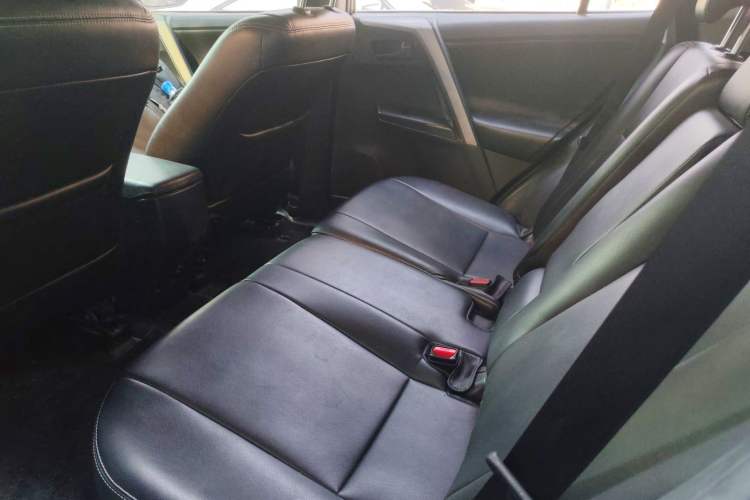 Used Toyota RAV4 2016 2.0L CVT Two-Wheel Drive Fashion Edition China V Standard Interior 4