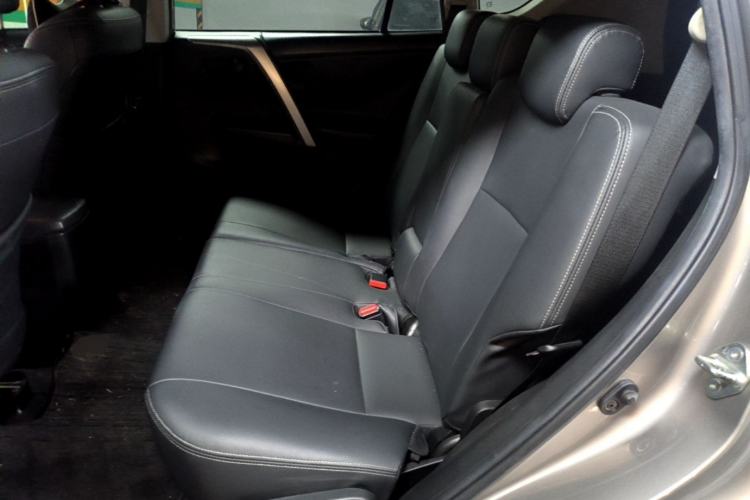 Used Toyota RAV4 2016 2.0L CVT Two-Wheel Drive Fashion Edition China V Standard Left Rear Seat