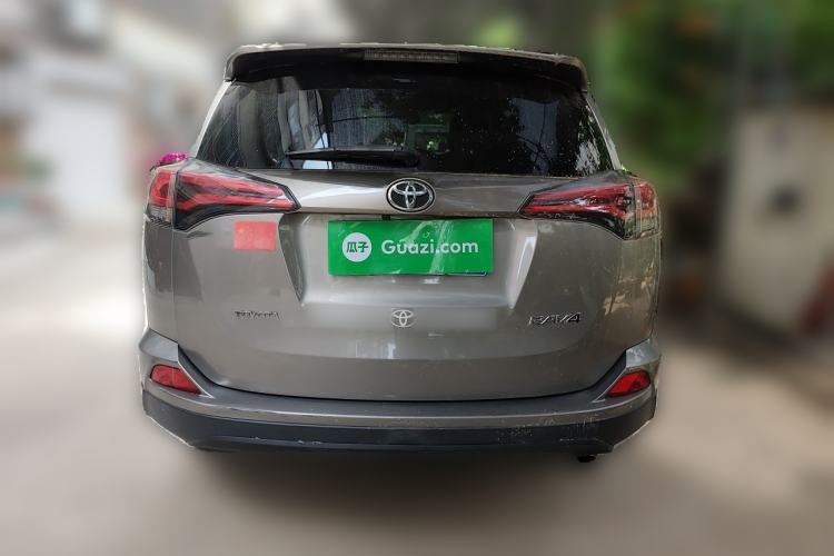 Used Toyota RAV4 2016 2.0L CVT Two-Wheel Drive Fashion Edition China V Standard Rear