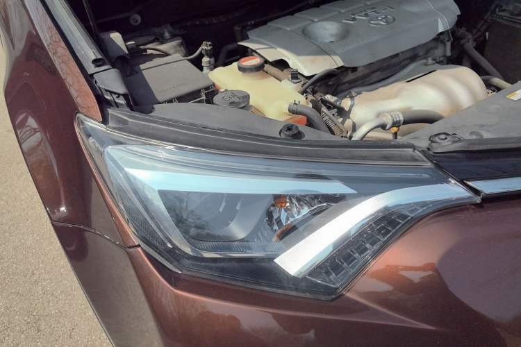 Used Toyota RAV4 2016 2.5L Automatic 4x4 Elite Edition Right Front Headlight