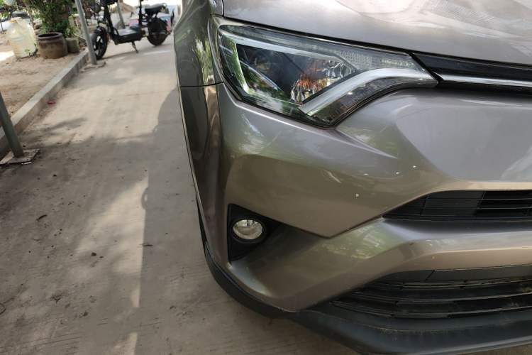 Used Toyota RAV4 2016 2.0L CVT Two-Wheel Drive Fashion Edition China V Standard Right Front Headlight