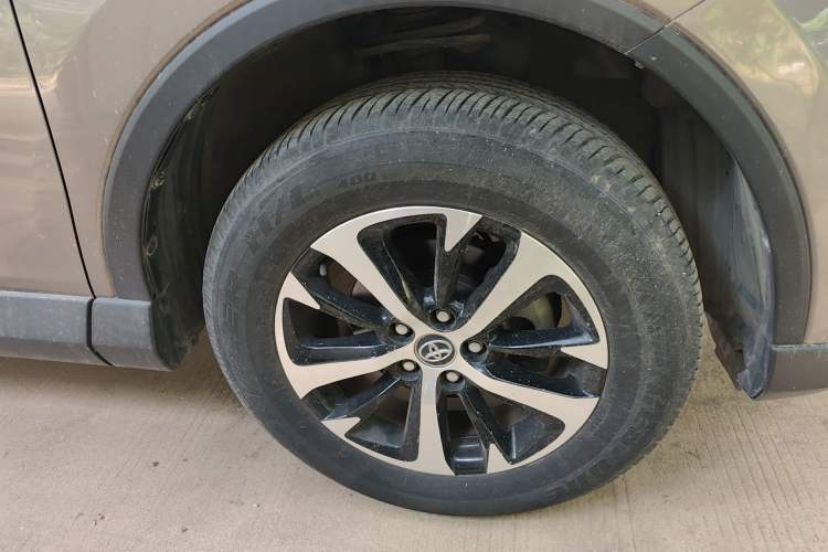 Used Toyota RAV4 2016 2.0L CVT Two-Wheel Drive Fashion Edition China V Standard Right Front Wheel Hub