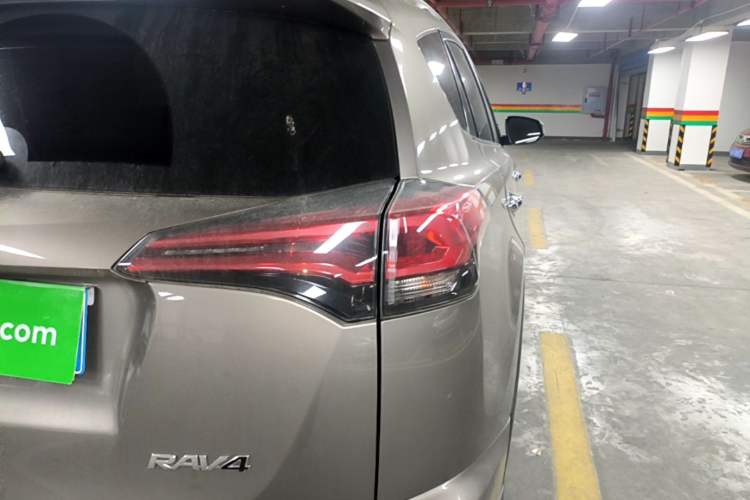 Used Toyota RAV4 2016 2.0L CVT Two-Wheel Drive Fashion Edition China V Standard Right Rear Taillight