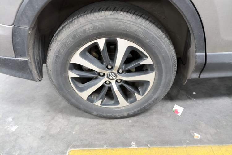 Used Toyota RAV4 2016 2.0L CVT Two-Wheel Drive Fashion Edition China V Standard Right Rear Wheel Hub