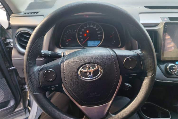 Used Toyota RAV4 2016 2.0L CVT Two-Wheel Drive Fashion Edition China V Standard Steering Wheel