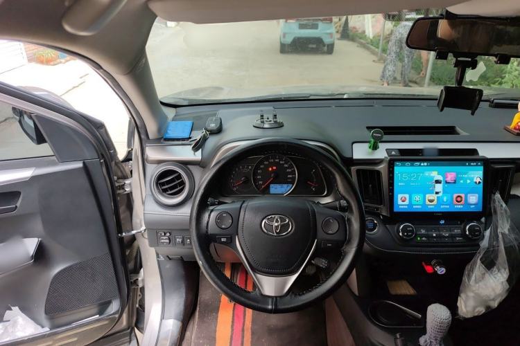 Used Toyota RAV4 2016 2.0L CVT Two-Wheel Drive Fashion Edition China V Standard Steering Wheel