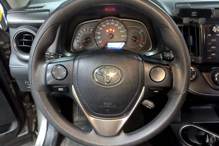 Used Toyota RAV4 2016 2.0L CVT Two-Wheel Drive Fashion Edition China V Standard Steering Wheel