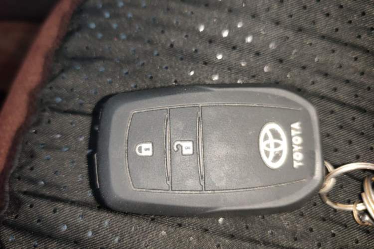 Used Toyota RAV4 2016 2.0L CVT Two-Wheel Drive Fashion Edition China V Standard Vehicle Key
