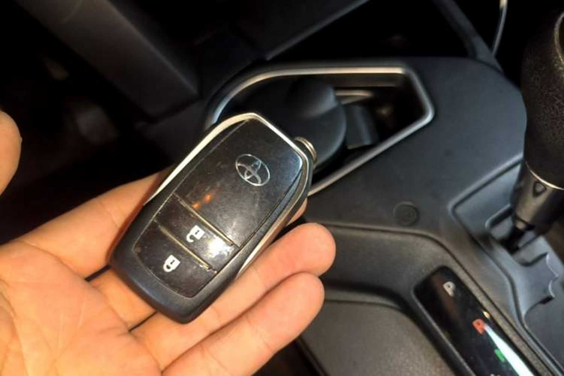 Used Toyota RAV4 2016 2.0L CVT Two-Wheel Drive Fashion Edition China V Standard Vehicle Key