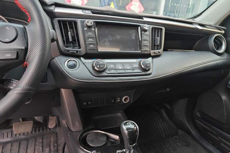 Used Toyota RAV4 2016 2.0L CVT Two-Wheel Drive Fashion Edition China V Standard Audio And AC Panel