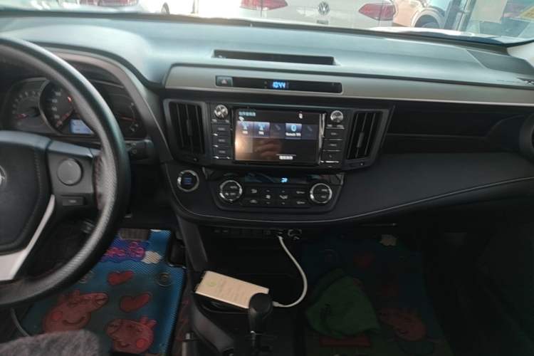 Used Toyota RAV4 2016 2.0L CVT Two-Wheel Drive Fashion Edition China V Standard Audio And AC Panel