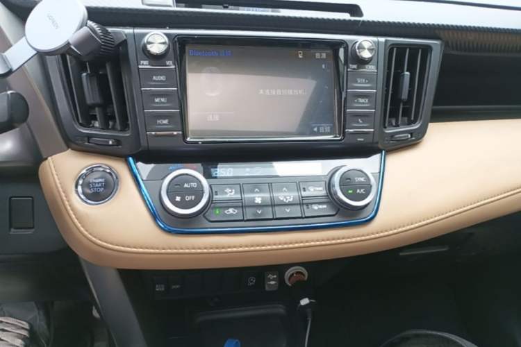 Used Toyota RAV4 2016 2.0L CVT Two-Wheel Drive Fashion Edition China V Standard Audio And AC Panel