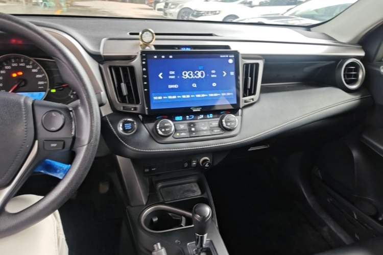 Used Toyota RAV4 2016 2.0L CVT Two-Wheel Drive Fashion Edition China V Standard Center Console
