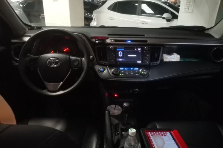 Used Toyota RAV4 2016 2.0L CVT Two-Wheel Drive Fashion Edition China V Standard Center Console