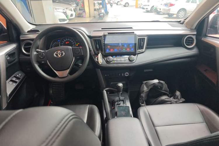 Used Toyota RAV4 2016 2.0L CVT Two-Wheel Drive Fashion Edition China V Standard Center Console
