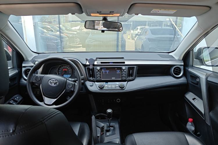 Used Toyota RAV4 2016 2.0L CVT Two-Wheel Drive Comfort Edition China V Standard Center Console