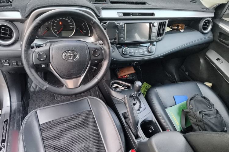 Used Toyota RAV4 2016 2.0L CVT Two-Wheel Drive Fashion Edition China V Standard Center Console
