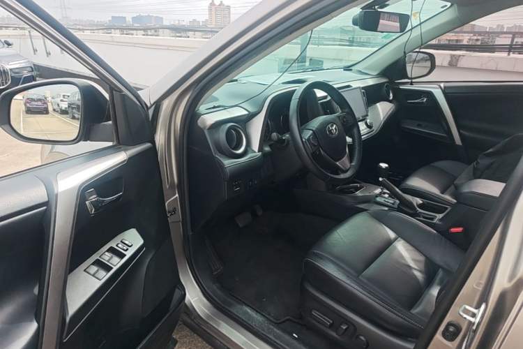Used Toyota RAV4 2016 2.0L CVT Two-Wheel Drive Smart Edition China V Standard Driver Seat