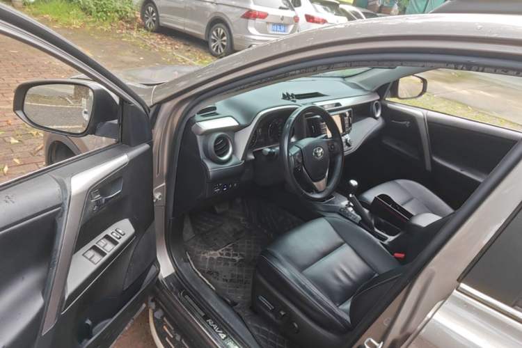 Used Toyota RAV4 2016 2.0L CVT Two-Wheel Drive Smart Edition China V Standard Driver Seat