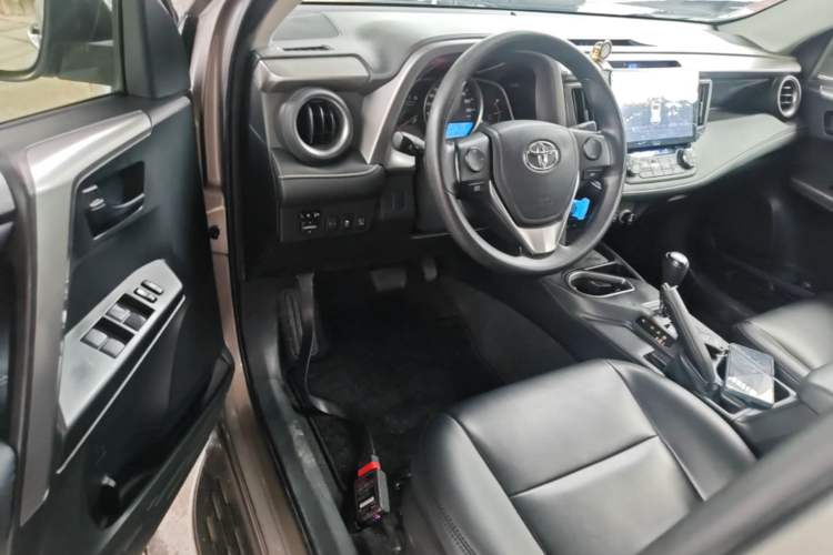Used Toyota RAV4 2016 2.0L CVT Two-Wheel Drive Fashion Edition China V Standard Driver Seat