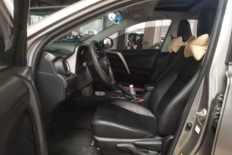 Used Toyota RAV4 2016 2.0L CVT Two-Wheel Drive Fashion Edition China V Standard Driver Seat