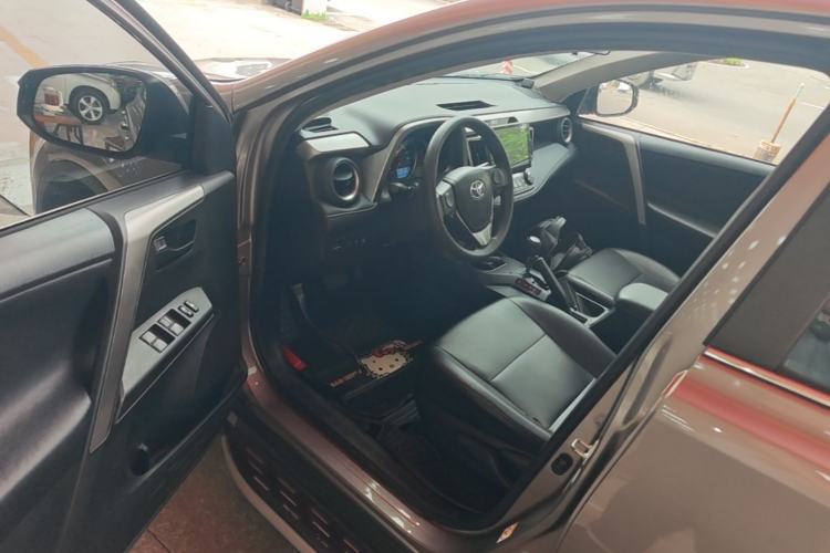 Used Toyota RAV4 2016 2.0L CVT Two-Wheel Drive Fashion Edition China V Standard Driver Seat