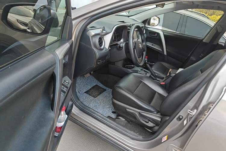 Used Toyota RAV4 2016 2.0L CVT Two-Wheel Drive Comfort Edition China V Standard Driver Seat