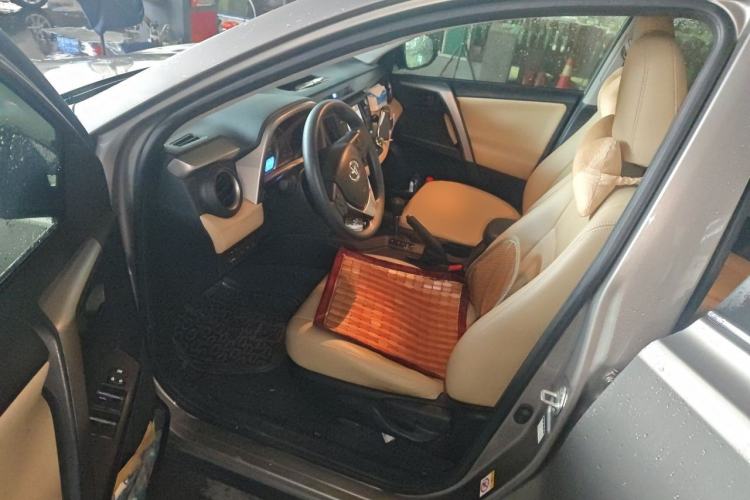 Used Toyota RAV4 2016 2.0L CVT Two-Wheel Drive Fashion Edition China V Standard Driver Seat