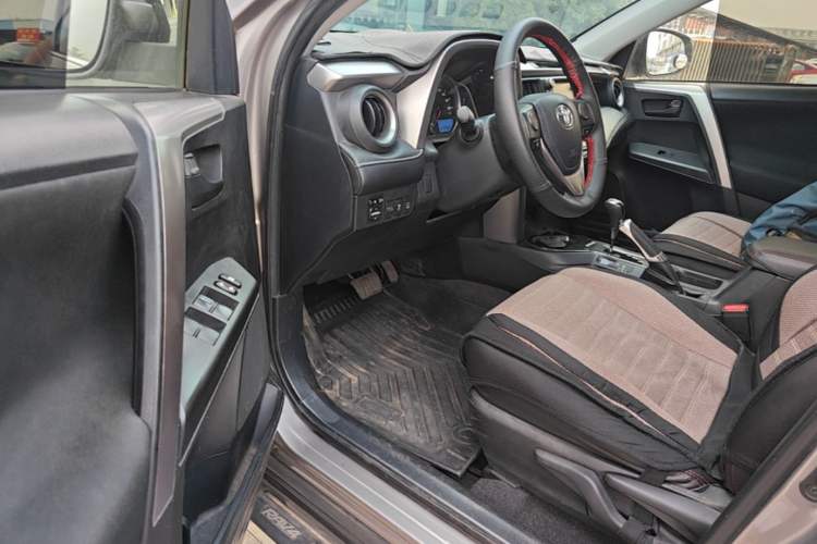 Used Toyota RAV4 2016 2.0L CVT Two-Wheel Drive Fashion Edition China V Standard Driver Seat