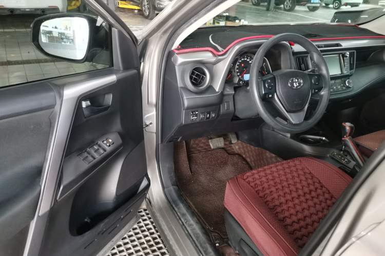 Used Toyota RAV4 2016 2.0L CVT Two-Wheel Drive Fashion Edition China V Standard Driver Seat