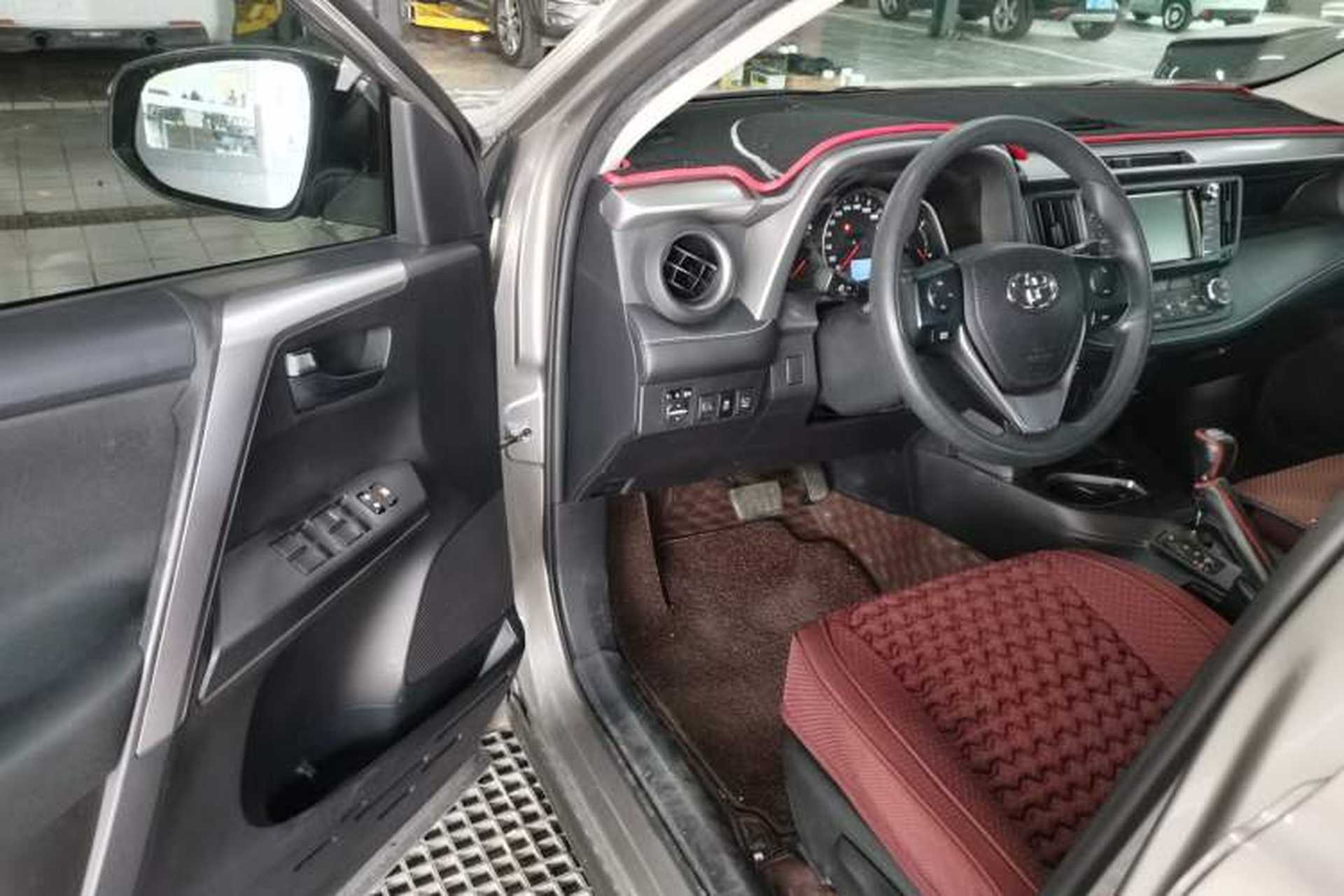 Used Toyota RAV4 2016 2.0L CVT Two-Wheel Drive Fashion Edition China V Standard Driver Seat