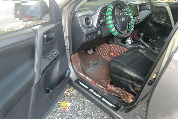 Used Toyota RAV4 2016 2.0L CVT Two-Wheel Drive Fashion Edition China V Standard Driver Seat