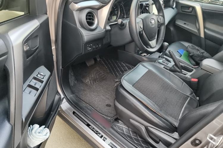 Used Toyota RAV4 2016 2.0L CVT Two-Wheel Drive Fashion Edition China V Standard Driver Seat