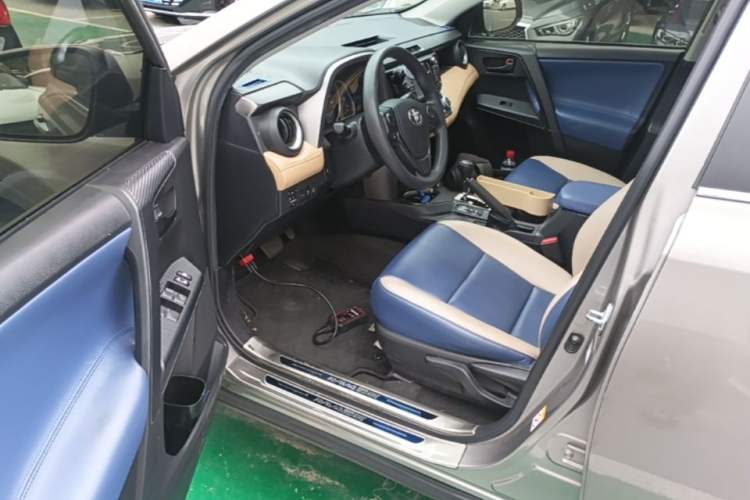 Used Toyota RAV4 2016 2.0L CVT Two-Wheel Drive Fashion Edition China V Standard Driver Seat
