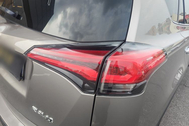 Used Toyota RAV4 2016 2.0L CVT Two-Wheel Drive Fashion Edition China V Standard Exterior 10
