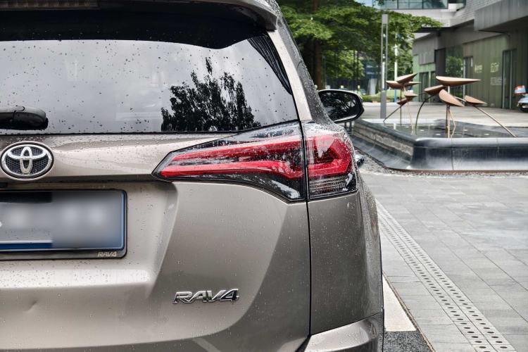 Used Toyota RAV4 2016 2.0L CVT Two-Wheel Drive Fashion Edition China V Standard Exterior 12